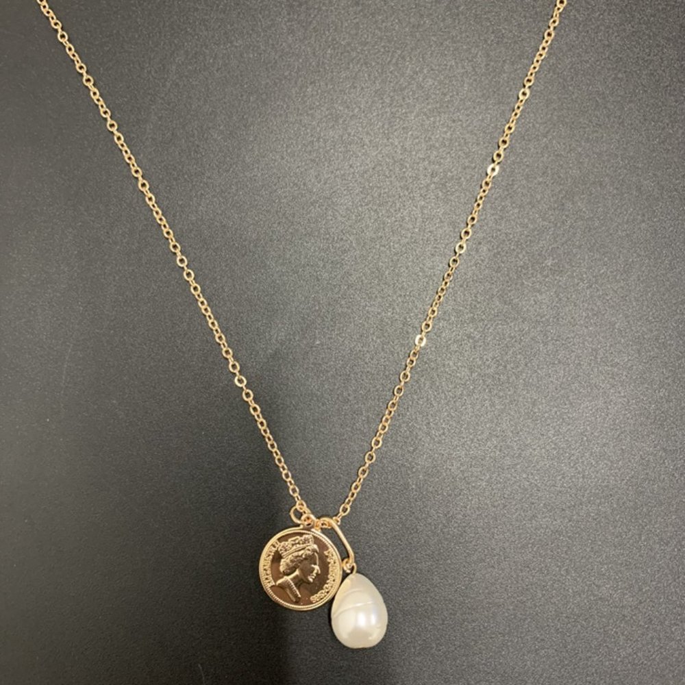 Pearl Golden Queen Coins Pendant Necklace - Picture 6 of 11